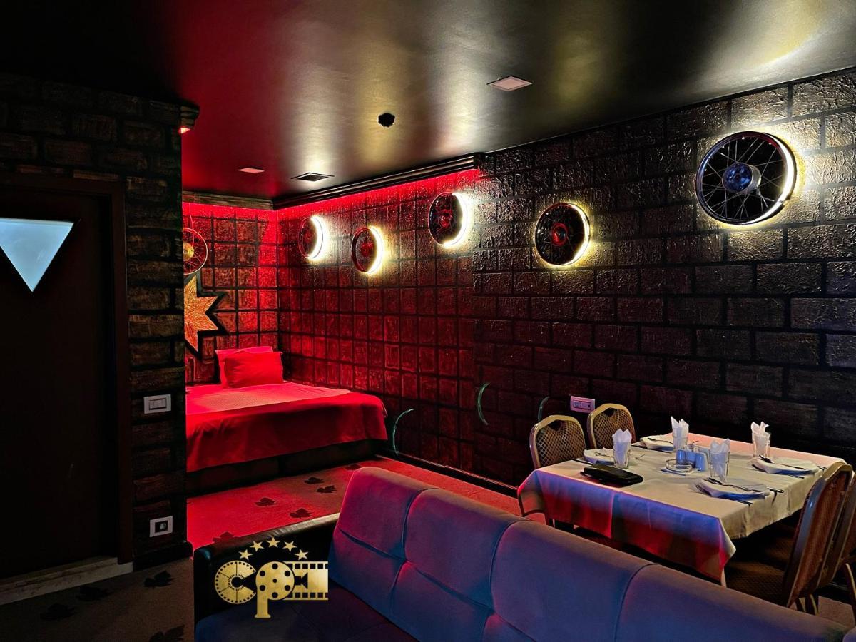Cinema Plaza Hotel Bakoe Buitenkant foto