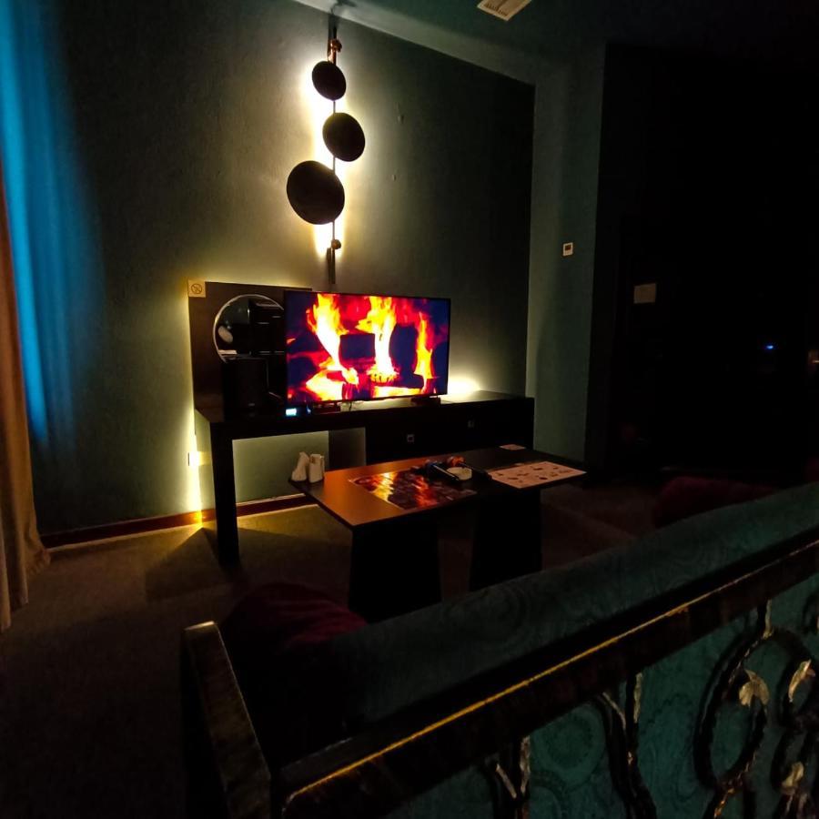 Cinema Plaza Hotel Bakoe Buitenkant foto