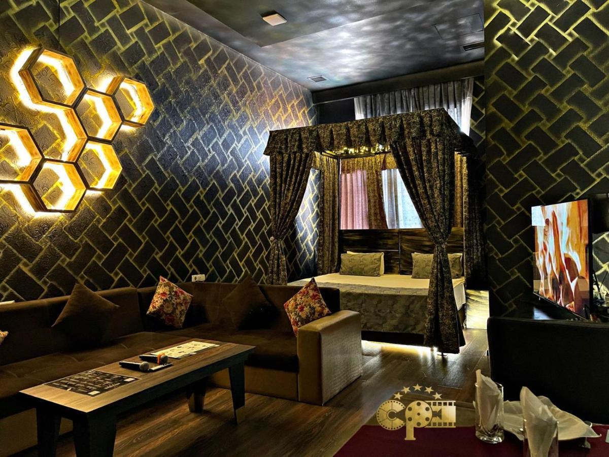 Cinema Plaza Hotel Bakoe Buitenkant foto