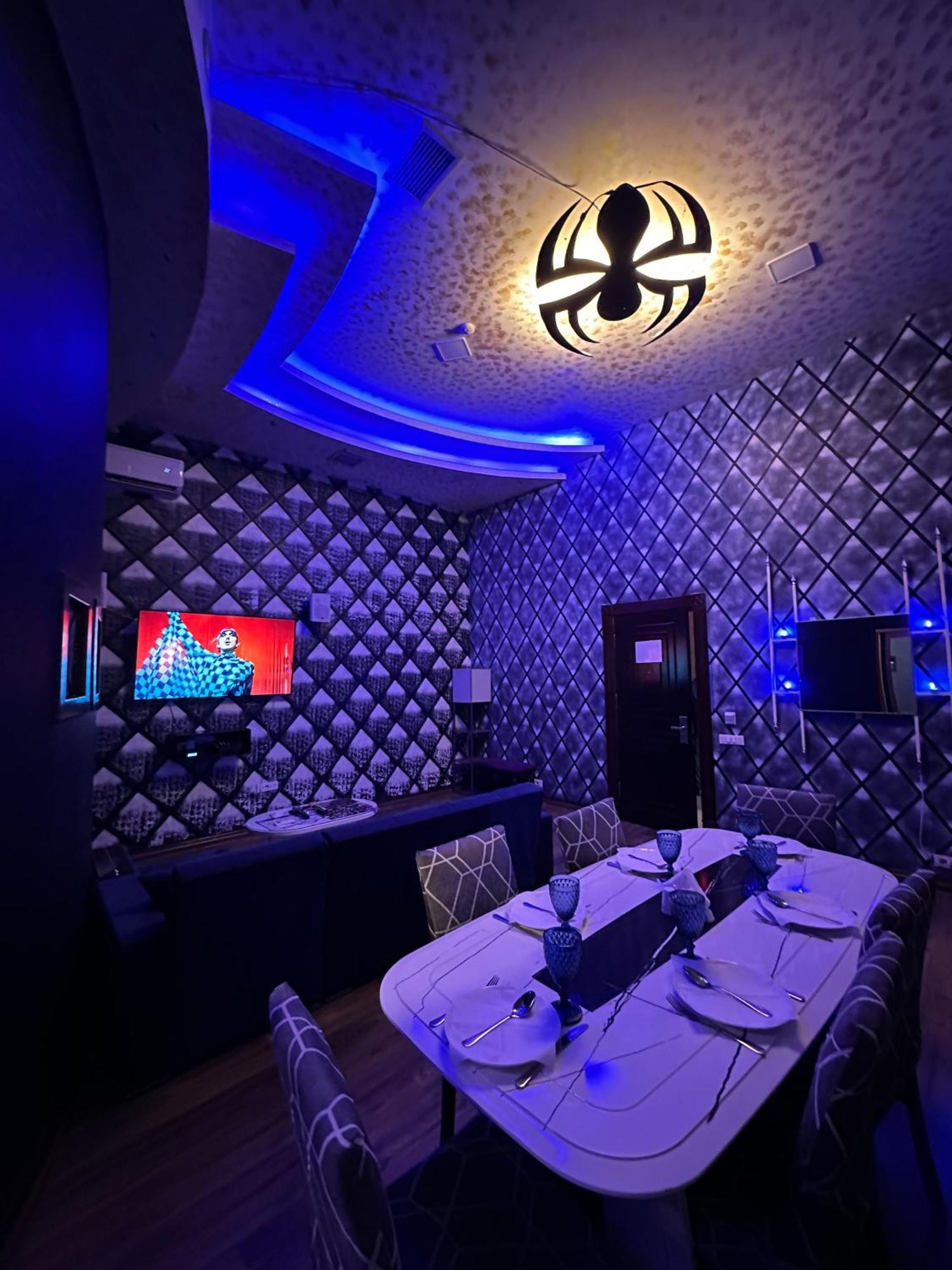 Cinema Plaza Hotel Bakoe Buitenkant foto